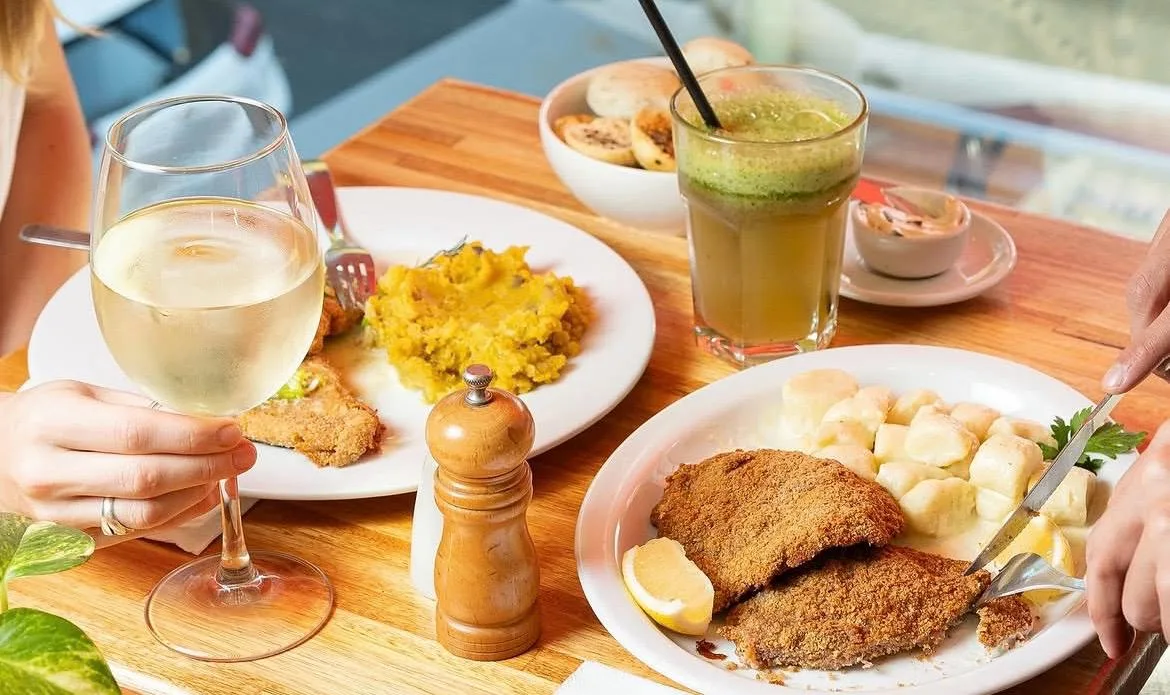 Almuerzo en Viglio: milanesa con ñoquis, copa de vino blanco y limonada de menta