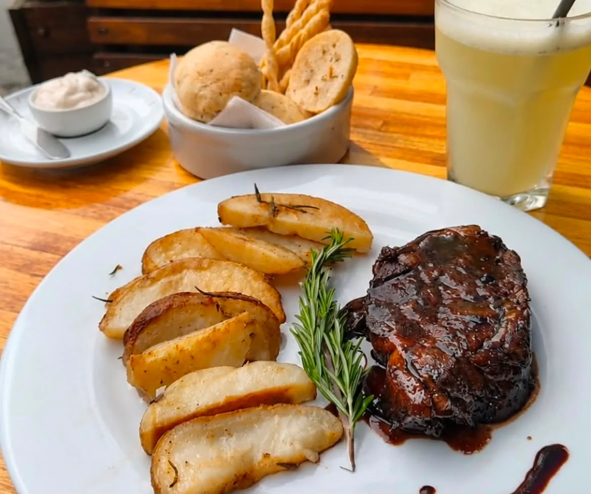 Bombita de lomo glaseada con papas al romero y canasta de pan casero