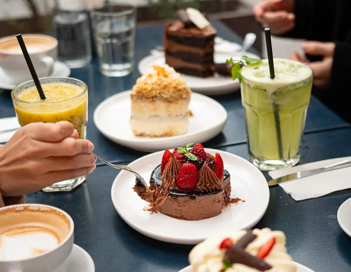 Pastelería de Viglio: torta de chocolate, mousse con frutos rojos y limonadas